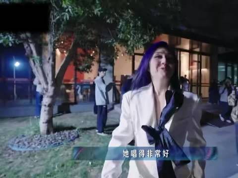 杨千嬅舞台演绎少女心事,下班步伐引共鸣