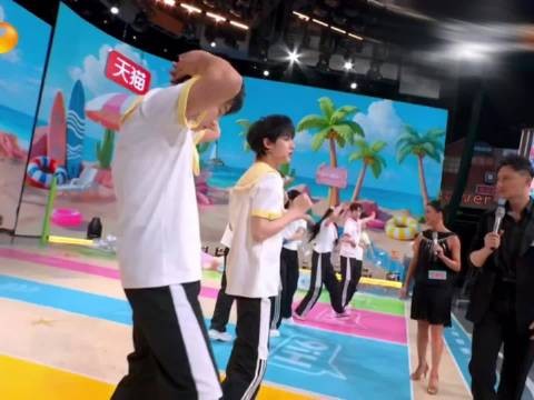 丁程鑫选择男舞伴热舞互动