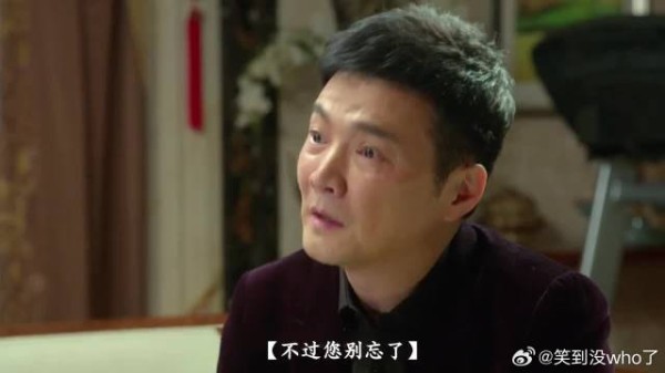 男孩用薯片哄同父异母的弟弟,后妈却以为他要害自己孩子