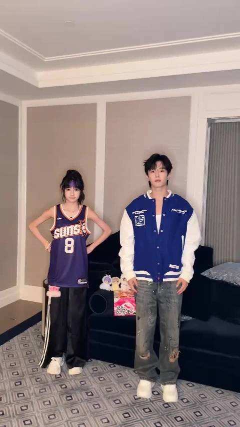 杜华肢体不协调哈哈,杜华加进来跳的时候,谁懂李汶翰看她那一眼有多搞笑哈哈
