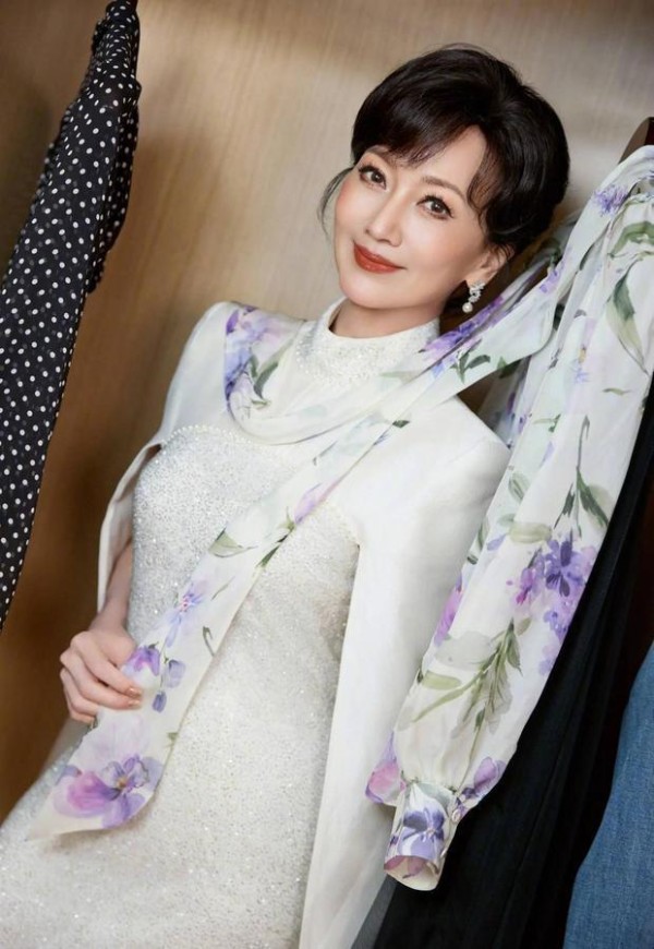 赵雅芝妆容精致,红唇吸睛。