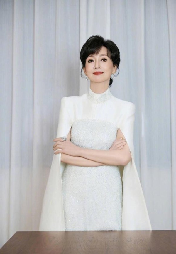 赵雅芝双手抱胸,气场全开。