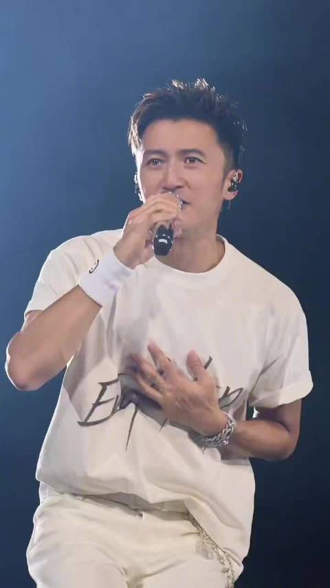谢霆锋鸟巢全开麦演唱黄种人引全场合唱