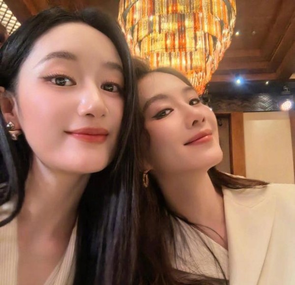 郭晓婷晒与刘诗诗同框合照!美女俩嘟嘴亲亲好可爱