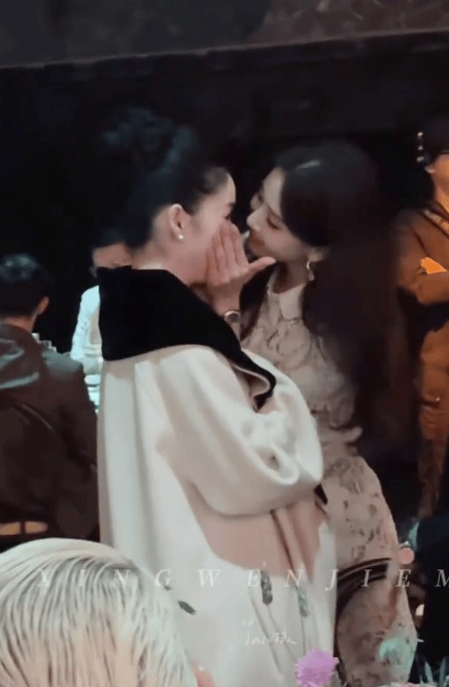 刘诗诗捧着郭晓婷的脸,秒变温柔魅魔,好有爱!