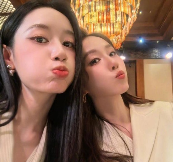 郭晓婷与刘诗诗嘟嘴亲亲好可爱。