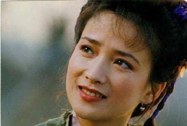 还记得第一古典美人何晴吗?90年代一炮而红,挂历售出60万件