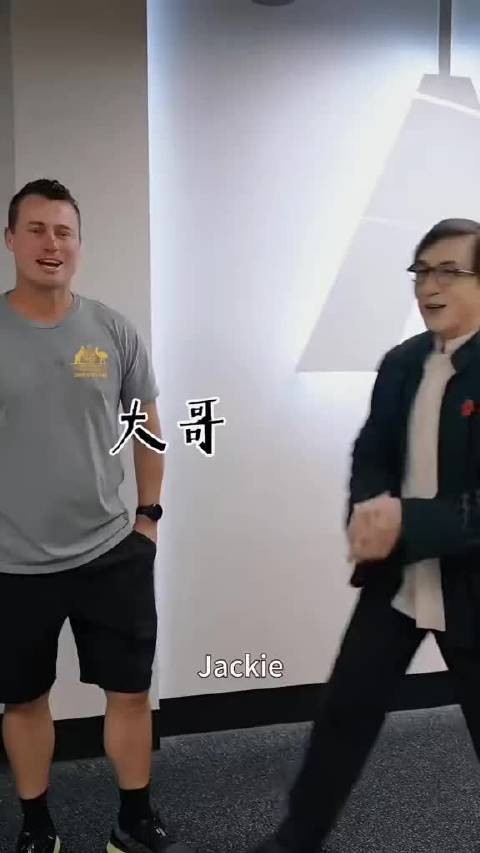 成龙亲自教学经典吃口香糖动作，这个动作应该很多人都模仿过吧