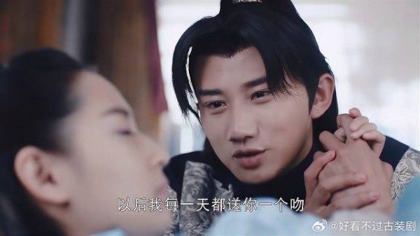 公主为保护敏德受重伤,如今昏迷不醒,敏德哭成泪人