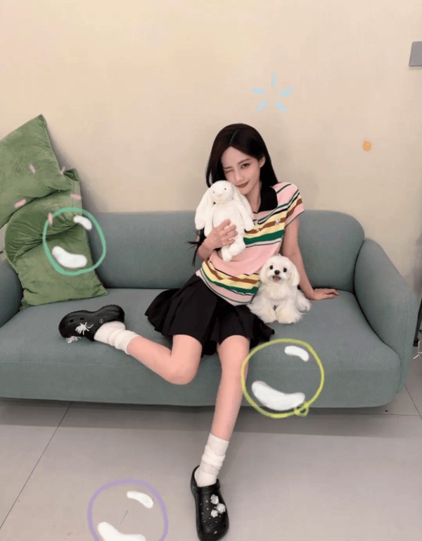 李一桐甜美可爱。