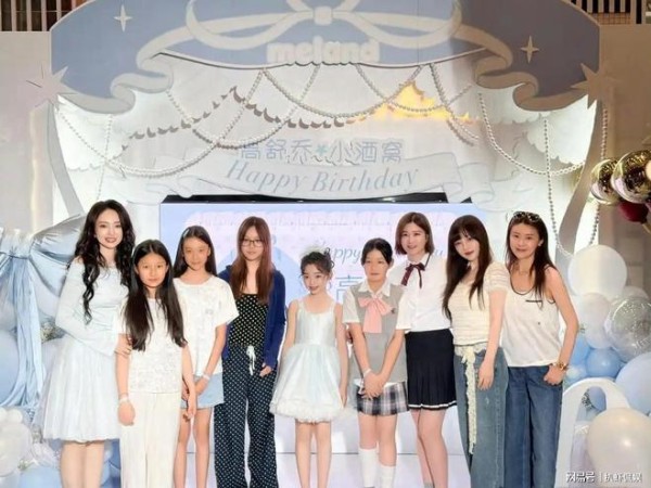 高云翔与父母为女儿庆生,三代同框好温馨,在小餐馆庆祝接地气
