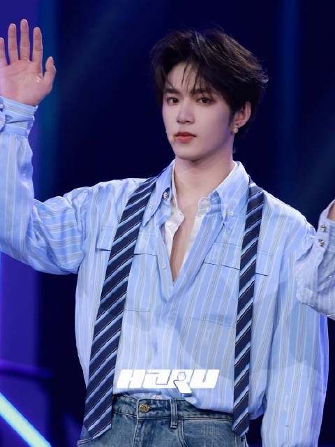 小刘今天也好帅~啊啊啊啊这个衬衫扣子有点太懂事了我说
