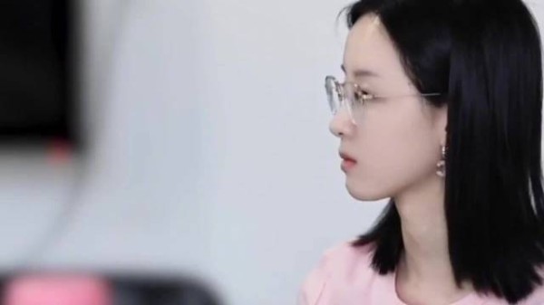 陈都灵素颜出镜气质出众,淡妆浓抹皆相宜