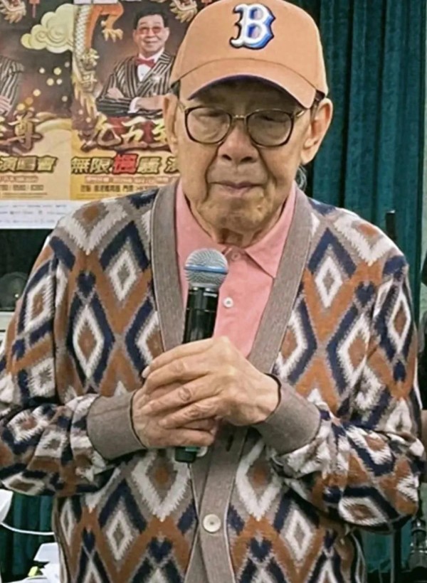 94岁胡枫再封神！红馆演唱会门票秒罄，挑战全球最高龄开唱纪录