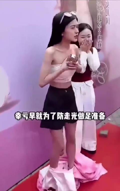 “女星为防走光解锁新技能，比如王楚然上双重保险， 白鹿转身前后提抹胸… ”
