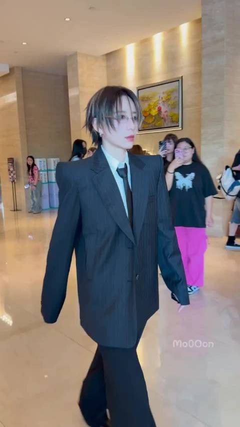 太帅了!李斯丹妮出发录制《巅峰对决2026》! 这个造型什么水平?