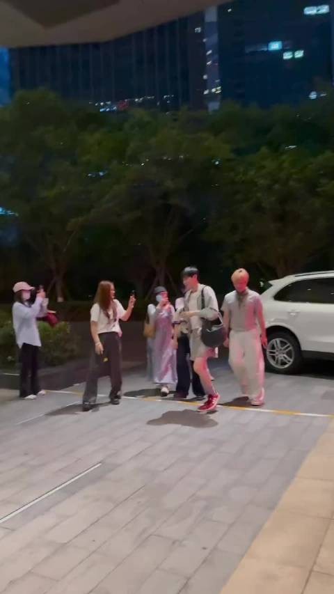 炎亚纶线下遭遇粉丝当面质疑仅以微笑回应