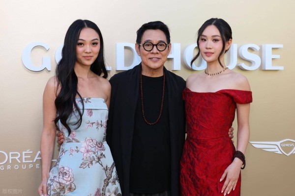 63岁李连杰拜见仁波切，夫妻俩坐边上屈身合影，女儿只能跪坐地上