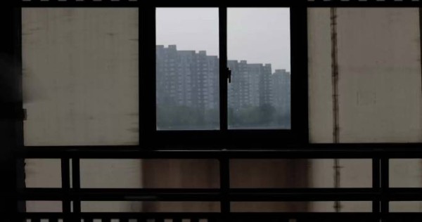 邓为白西装手捧花亮相香气现场,白马王子造型引关注