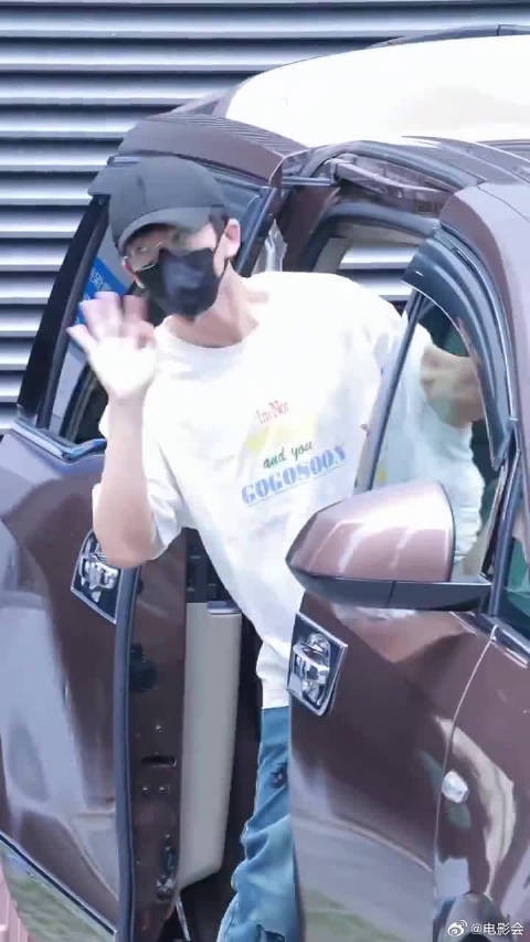 台上灵动外放,台下蔫蔫犯困,这种反差帅哥真的越看越喜欢
