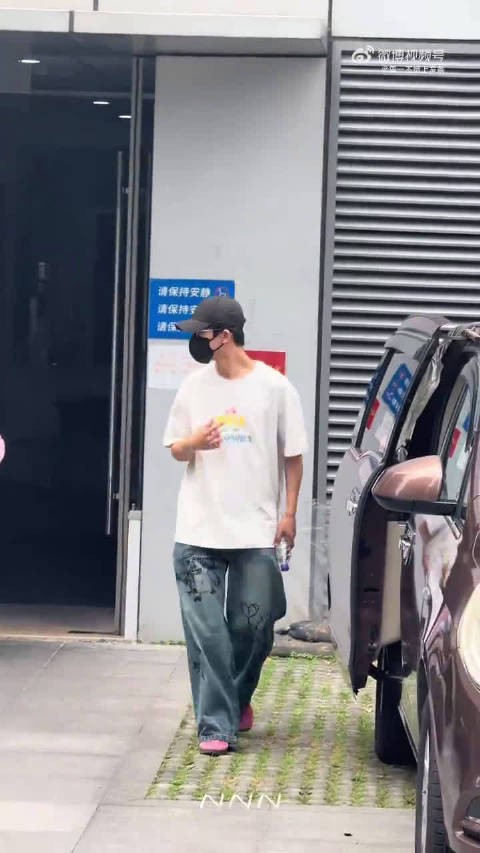 早起录制综艺属实辛苦,睡眼朦胧还不忘挨个挥手,人品细节拉满
