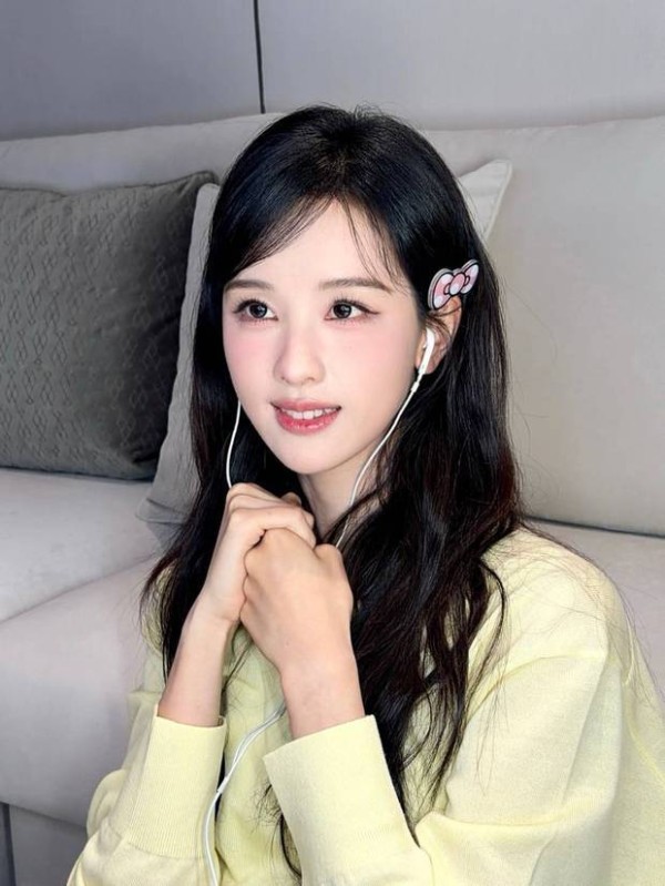 陈都灵穿奶黄色上衣灵动又可爱