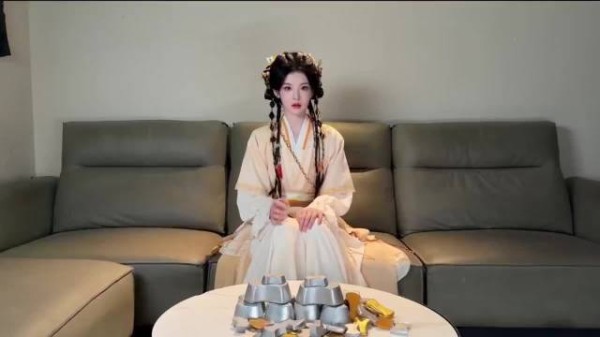 张淼怡黑红裙装撑红伞演绎崔小筱,符箓白雾氛围拉满