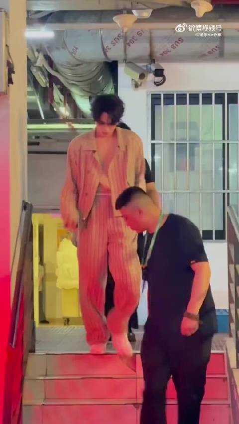 严浩翔亮相说唱巅峰对决，条纹造型尽显熟男魅力
