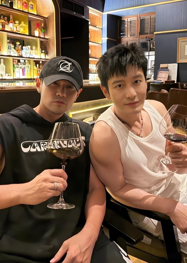 50岁黄晓明和周杰伦泰国酒吧聚会，体型差对比强烈，状态令人惊艳