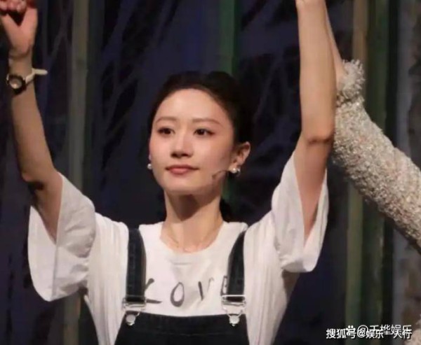 文章新女友凤莉背景曝光！国家话剧院实力派，素颜似姚笛，马伊琍举动更显格局