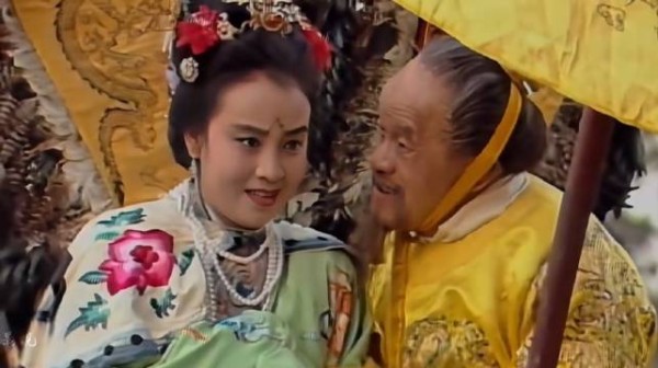 乌龟精看上了皇上的爱妃,施法顶替后被蛇妖发现
