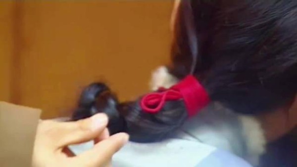 “小伙恶作剧扯了女兵的辫子，没想到闯了大祸！”