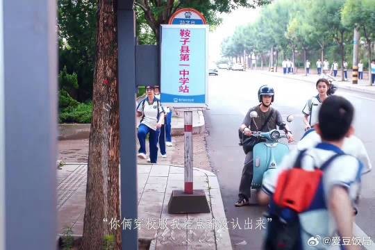 老婆自己去学校很不放心，于是找了两个魔王护