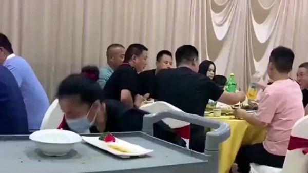 任何当众让你出丑的所谓玩笑都是恶意的，他赌的就是你脸皮薄，不敢掀桌子