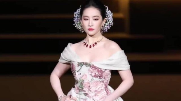 哈哈，神仙姐姐的颜，怎么剪都好看