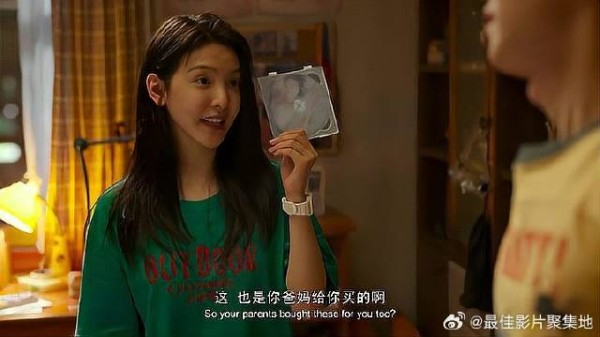 女孩第一次来小伙家 竟发现了私藏的小电影，场面尴尬