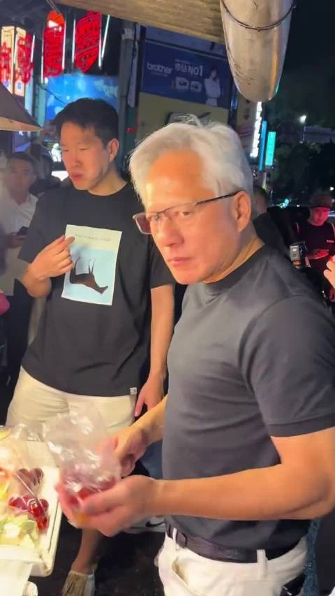 英伟达黄仁勋是如何做到一天到晚嘴不停，炫不停，但不变胖发福的？羡慕！