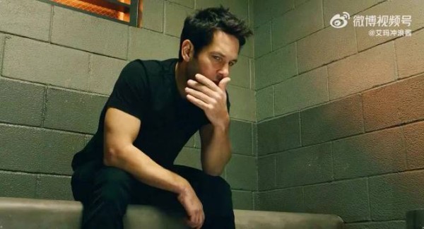 几只蚂蚁拖来一件战衣，成功帮助男人逃出监狱
