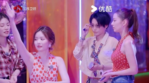 红色波点裙好港，大大方方展示桑巴舞超有魅力，和小音一起再看亿遍