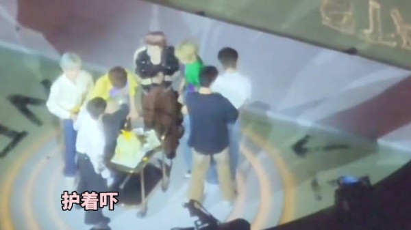 刘耀文宋亚轩互逗护行，湖边海边甜蜜互动