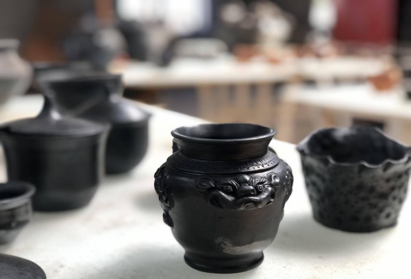 香格里拉非遗传承人：指尖上的藏族技艺，千年炉火烧出黑陶新生