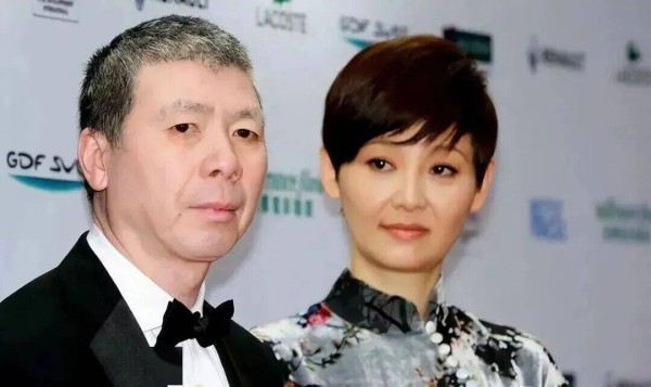 徐帆澄清离婚仅7个月，冯小刚近况曝光，曾与养女徐朵贴脸惹争议