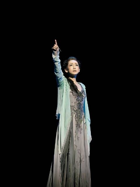 秦海璐赴成都观看新版《青蛇》,与饰演13年的小青角色告别