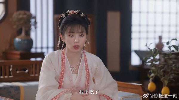 李薇一想起那夜,脸红口干心跳加速,连陪尹峥用膳都推