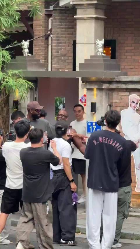 球迷偶遇杰伦布朗打开演员王鹤棣的潮牌店