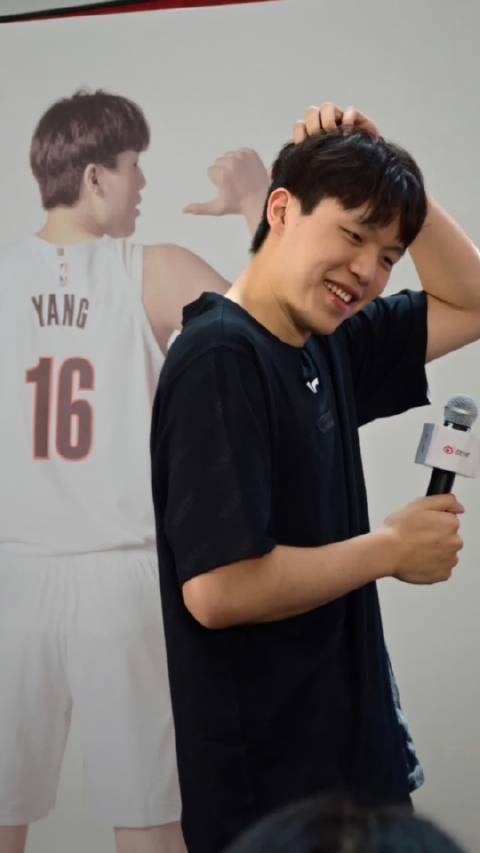 杨瀚森现身北京见面会!人气超高,经历NBA磨炼,成熟稳重好多