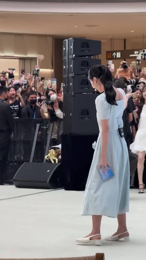 不用刻意摆造型 简简单单的出场就美得毫不费力 又瘦又匀称 状态好到爆