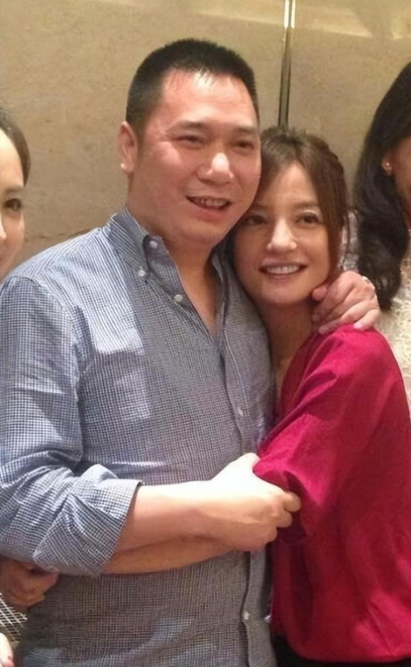 赵薇前夫黄有龙被追债上亿官司开庭,自曝在法国有心脏问题,官司牵出洗米华