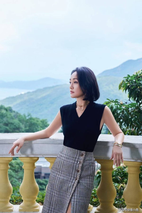 51岁周迅剪了波波头年轻20岁，穿V领上衣+格纹半身裙，洋气又显贵