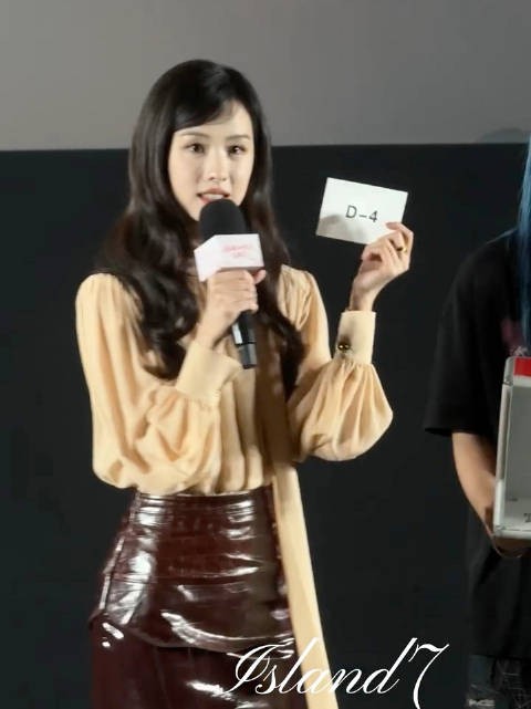 陈都灵夸粉丝声音好可爱 粉丝：“这里姐姐！”